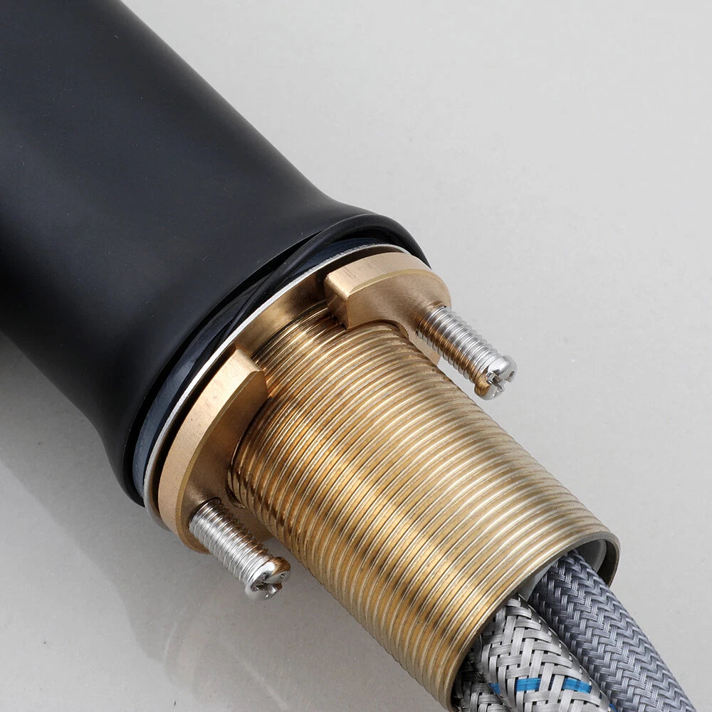 Zwarte keukenkraan met uittrekbare sproeikop