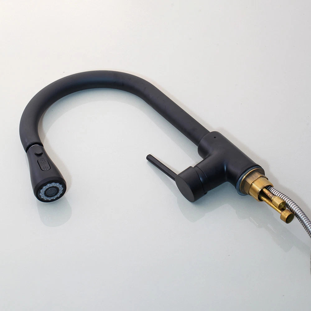 Zwarte keukenkraan met uittrekbare sproeikop