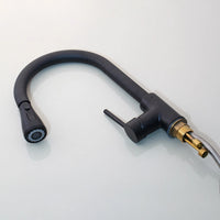 Zwarte keukenkraan met uittrekbare sproeikop