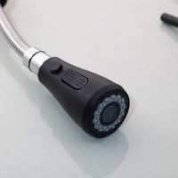 Zwarte keukenkraan met uittrekbare sproeikop