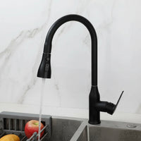 Zwarte keukenkraan met uittrekbare sproeikop