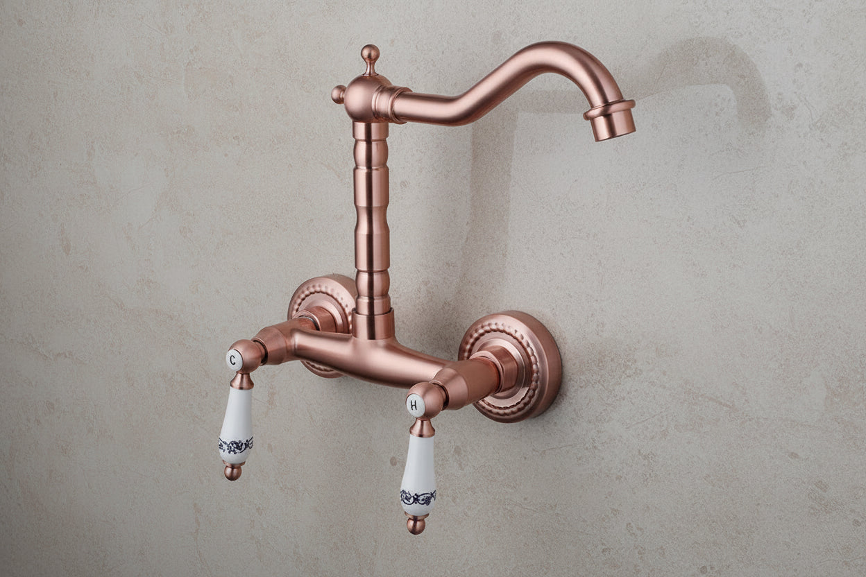 Koperkleurige landelijke muurkraan met hoge uitloop en keramische grepen