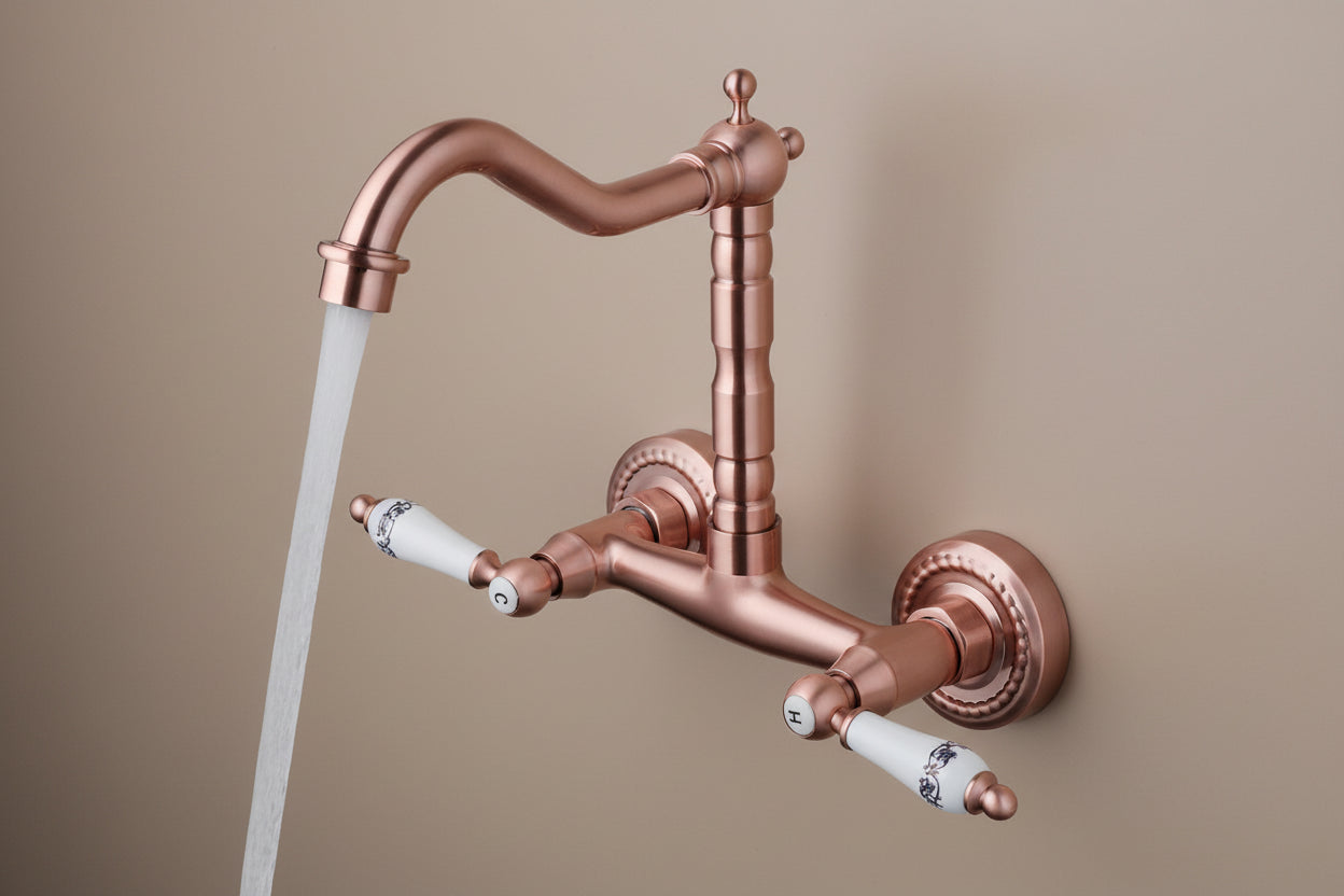 Koperkleurige landelijke muurkraan met hoge uitloop en keramische grepen