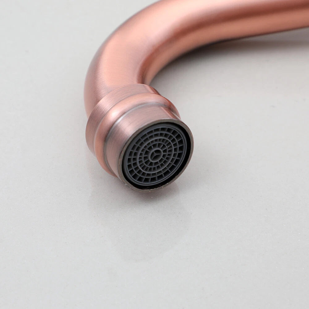 Koperkleurige landelijke muurkraan met hoge uitloop en keramische grepen