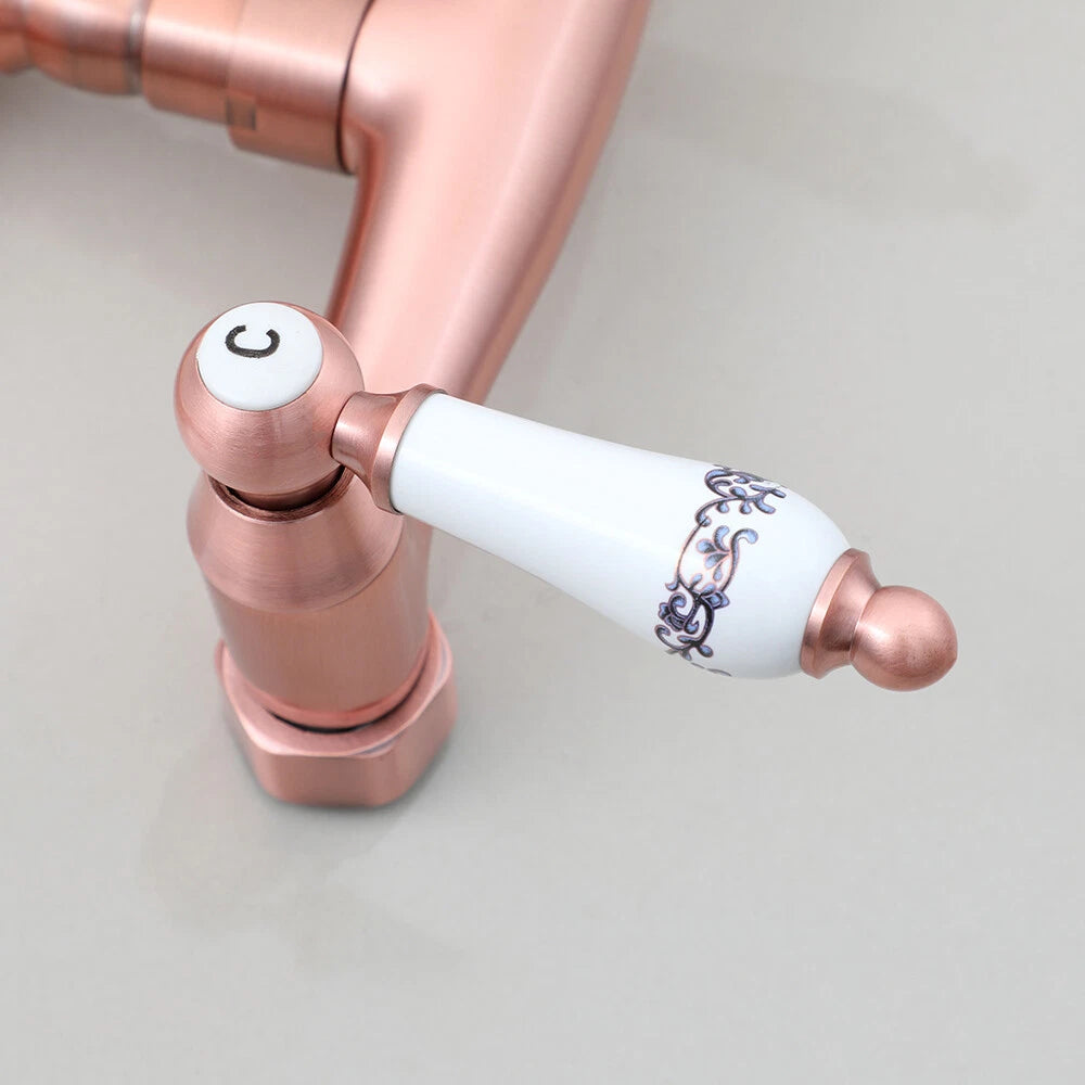 Koperkleurige landelijke muurkraan met hoge uitloop en keramische grepen