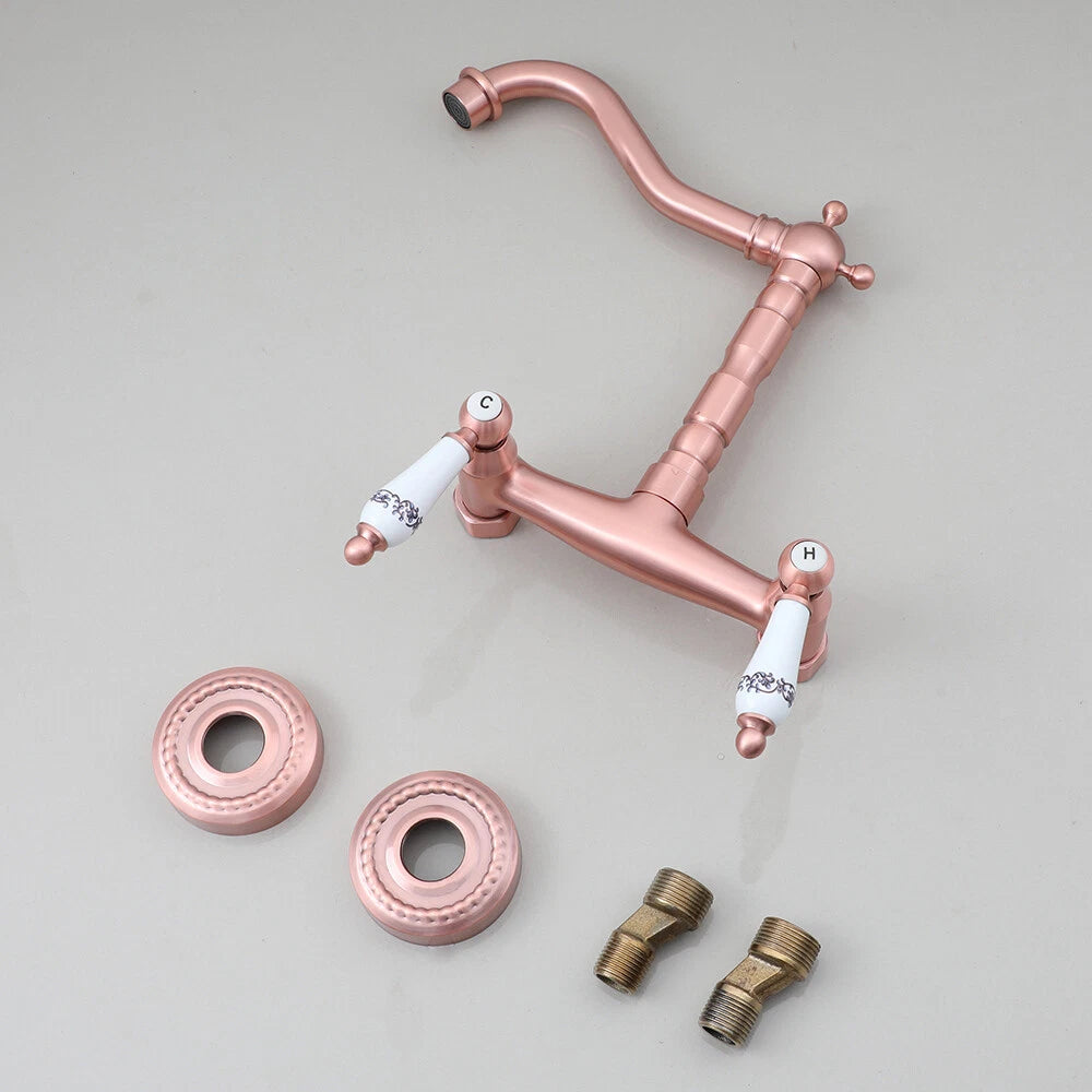 Koperkleurige landelijke muurkraan met hoge uitloop en keramische grepen