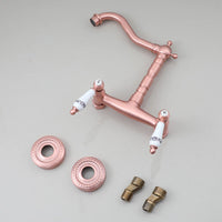 Koperkleurige landelijke muurkraan met hoge uitloop en keramische grepen