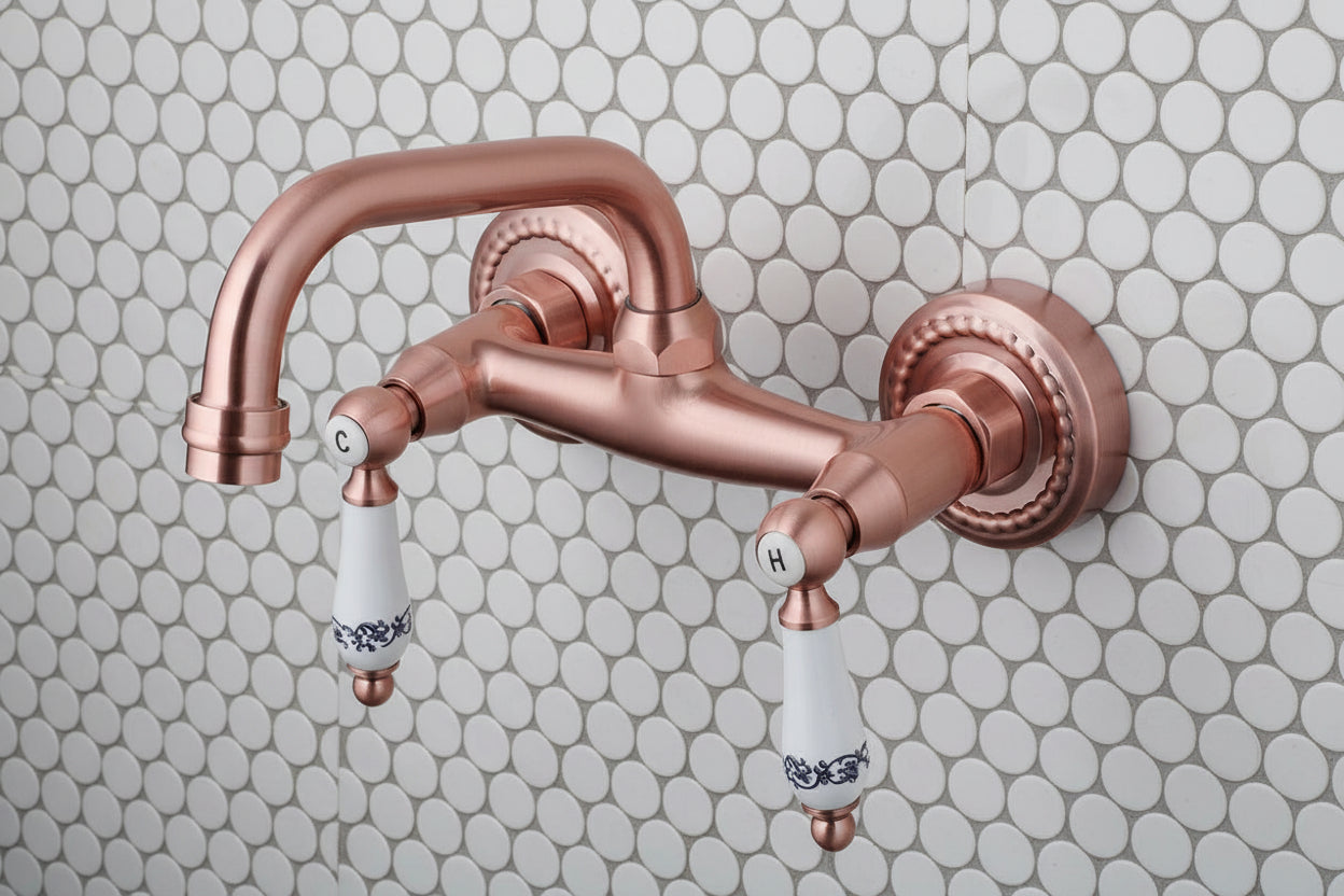 Koperkleurige landelijke muurkraan met keramische handgrepen