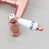 Koperkleurige landelijke muurkraan met keramische handgrepen