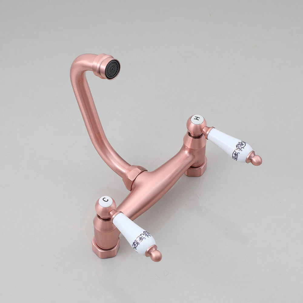 Koperkleurige landelijke muurkraan met keramische handgrepen