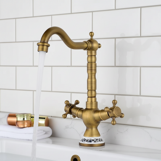 Landelijke nostalgische keukenkraan bronskleur met keramiek