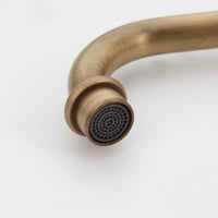 Landelijke nostalgische keukenkraan bronskleur met keramiek