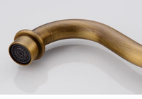 Landelijke nostalgische keukenkraan bronskleur met keramiek