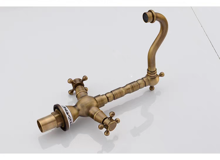 Landelijke nostalgische keukenkraan bronskleur met keramiek