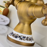 Landelijke nostalgische keukenkraan bronskleur met keramiek