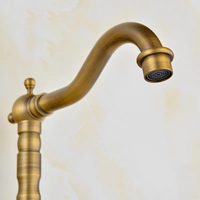 Landelijke nostalgische keukenkraan bronskleur met keramiek