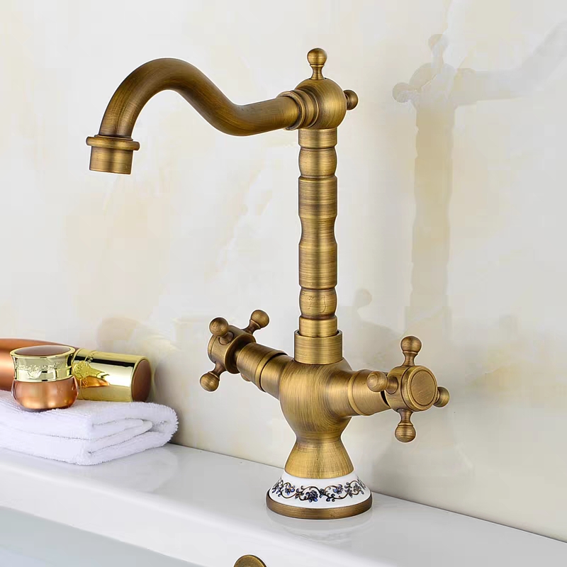 Landelijke nostalgische keukenkraan bronskleur met keramiek