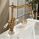 Landelijke wastafelmengkraan | Bronskleurig met keramieke details