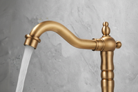 Landelijke wastafelkraan nostalgisch bronskleur hoog model