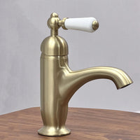 Geborsteld gouden nostalgische wastafelkraan met keramische hendel