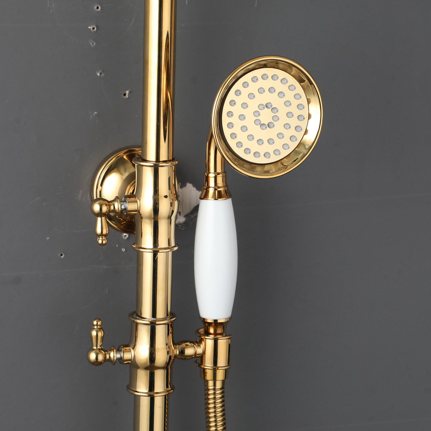 Nostalgische goldfarbene Regendusche