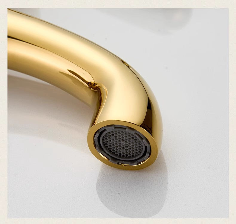 Goudkleurige nostalgische wastafelkraan met keramische hendel