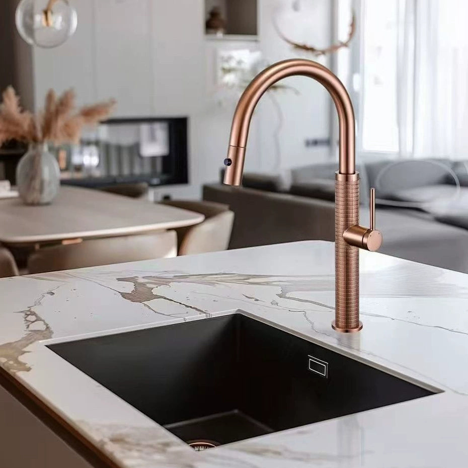 Rosé gouden keukenkraan met uittrekbare sproeikop en hoge U-uitloop