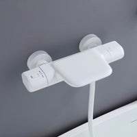 Witte thermostatische badkraan met handdouche – waterval uitloop