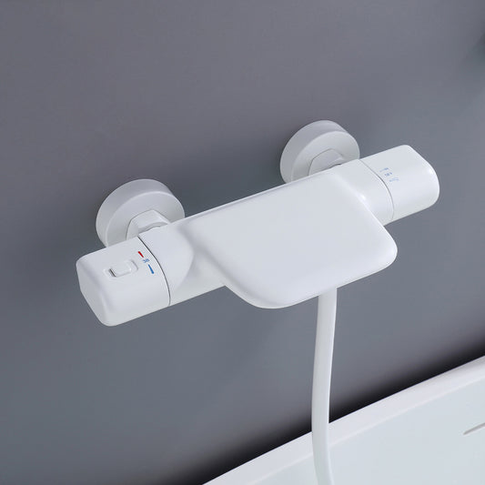 Witte thermostatische badkraan met handdouche – waterval uitloop