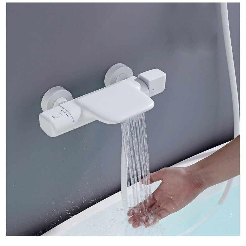 Witte thermostatische badkraan met handdouche – waterval uitloop