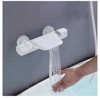 Witte thermostatische badkraan met handdouche – waterval uitloop