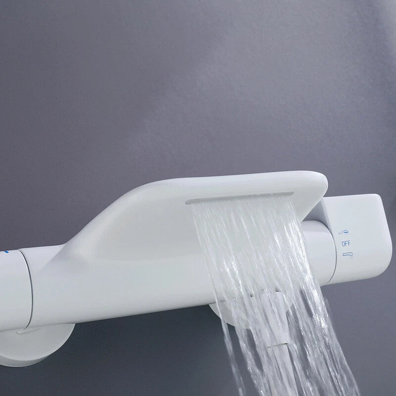 Witte thermostatische badkraan met handdouche – waterval uitloop