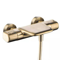 Gouden thermostatische badkraan met handdouche