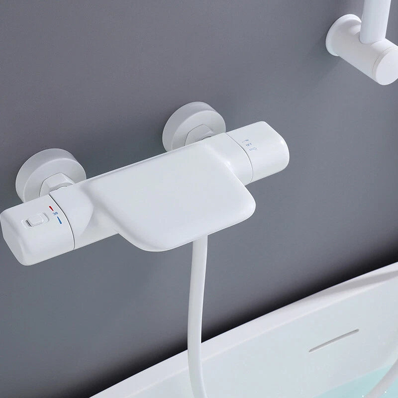 Witte thermostatische badkraan met handdouche en glijstang