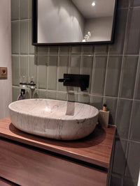 Luxuriöser schwarzer eingebauter Wasserfallhahn