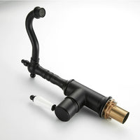 Zwarte wastafelkraan klassiek hoog model met porseleinen greep