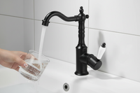 Zwarte wastafelkraan klassiek hoog model met porseleinen greep