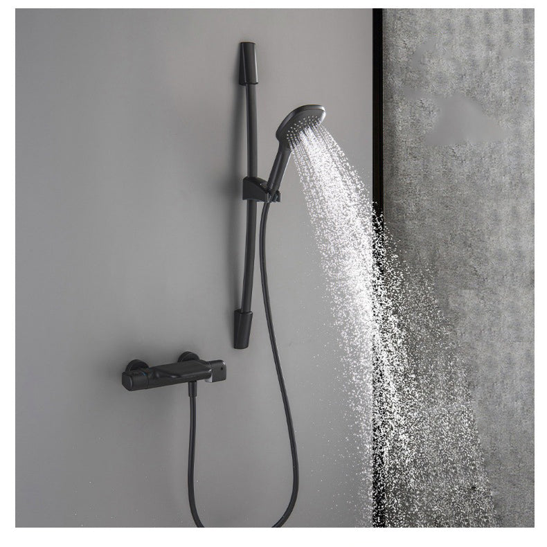 Zwarte thermostatische badkraan met handdouche en glijstang