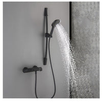 Zwarte thermostatische badkraan met handdouche en glijstang
