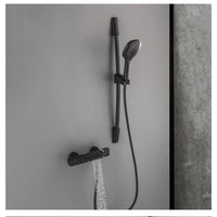 Zwarte thermostatische badkraan met handdouche en glijstang