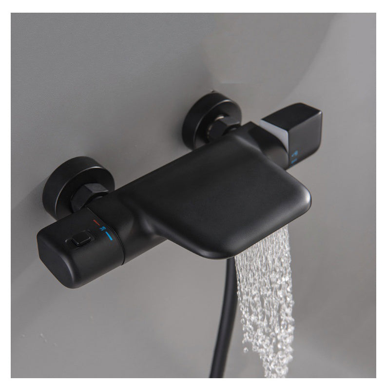 Zwarte thermostatische badkraan met handdouche en glijstang
