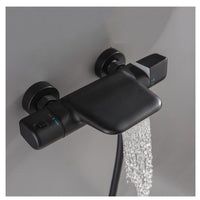 Zwarte thermostatische badkraan met handdouche en glijstang