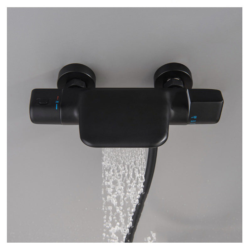 Zwarte thermostatische badkraan met handdouche en glijstang