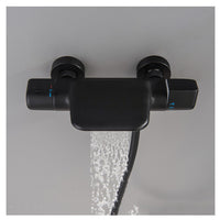 Zwarte thermostatische badkraan met handdouche en glijstang