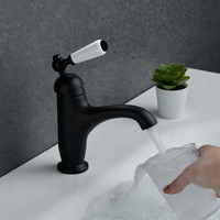 Zwarte nostalgische wastafelkraan met keramische hendel