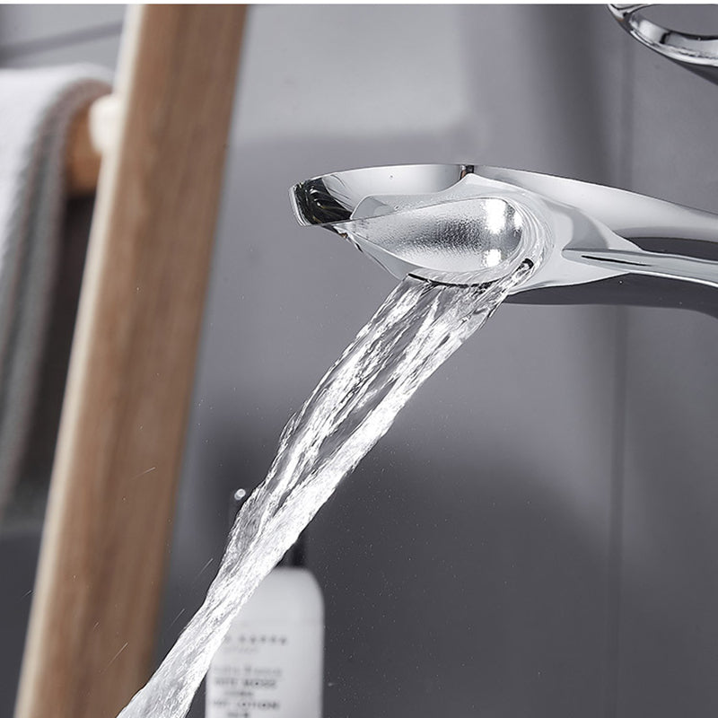 Compacte chroom wastafelmengkraan met waterval-uitloop