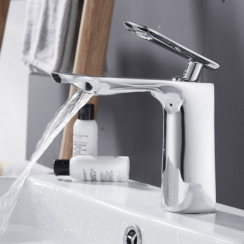 Compacte chroom wastafelmengkraan met waterval-uitloop