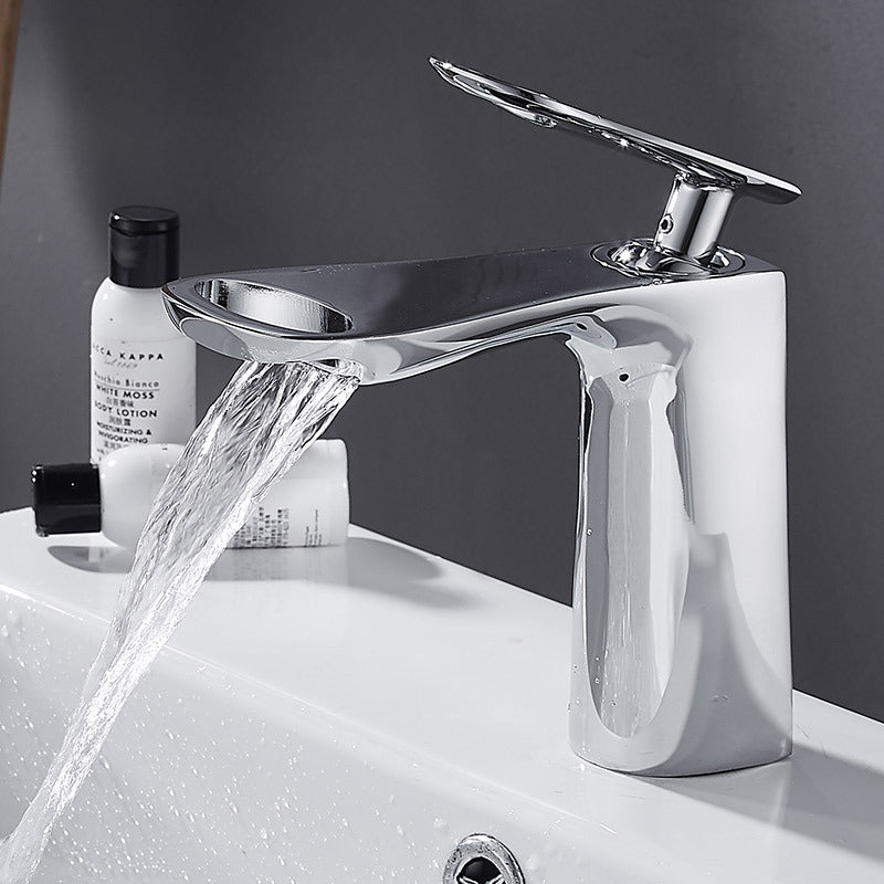 Compacte chroom wastafelmengkraan met waterval-uitloop
