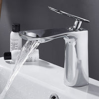 Compacte chroom wastafelmengkraan met waterval-uitloop