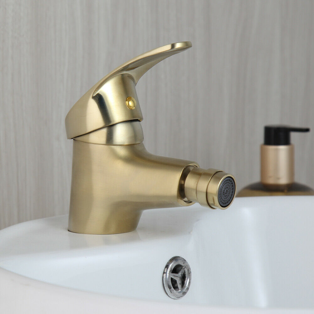 Geborsteld gouden bidet kraan